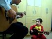 Mažylis su tėčiu dainuoja 