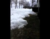 Ledai lėtai slenka link namo