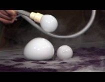 Helovyno idėja: muilo burbulai pripidyti sauso ledo dūmais