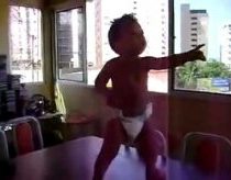 Mažylis iš brazilijos šoka Sambą - kaip bosas...