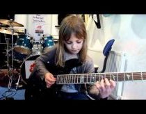Aštuonerių mergaitė fantastiškai groja gitara