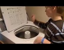 10 metų berniukas groja būgnais su skalbimo mašina