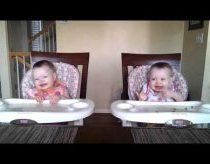 11 mėnesių dvynės mažylės šoka kai tėtis su gitara sugroja mėgstamiausią melodiją