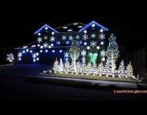 Kalėdinėmis Lemputėmis ir Gangnam style muzika papuošas namas
