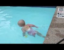 Kūdikis perplaukia baseiną