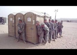 Kareiviai mobiliajame tualete - kiek jų ten telpa?
