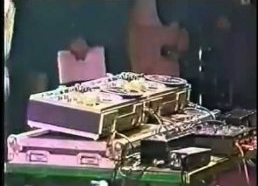 Old School DJ Mr.Tape kuria muziką garso juostų magnetofonais