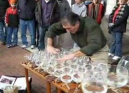 Stiklo arfa - gatvės muzikantas taurėmis su vandeniu atlieka Mocerto kūrinius
