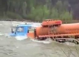 Rusijos Sunkvežimiai Važiuoja Skersai Upės