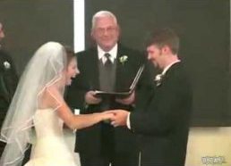 Vyras per vestuvių ceremoniją supainioja žodžius - daug juoko jaunajai ir svečiams