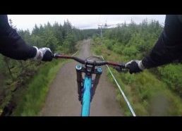 Ekstremalus nusileidimas dviračiu nuo Škotijos kalnų (su gyvais komentarais)