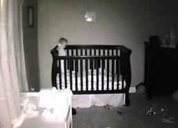 Vaikas miego metu išdykauja - nufilmuota slapta kamera
