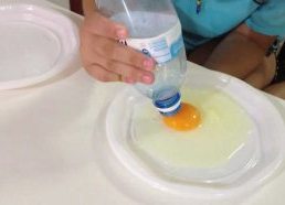 Kaip Atskirti kiaušinio trynį nuo baltymo su plastikiniu buteliu