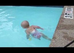 Kūdikis perplaukia baseiną