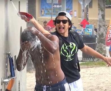 Pokštas su šampūnu paplūdimyje